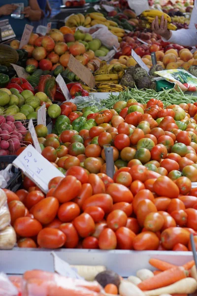 Столешница с овощами на рынке — стоковое фото