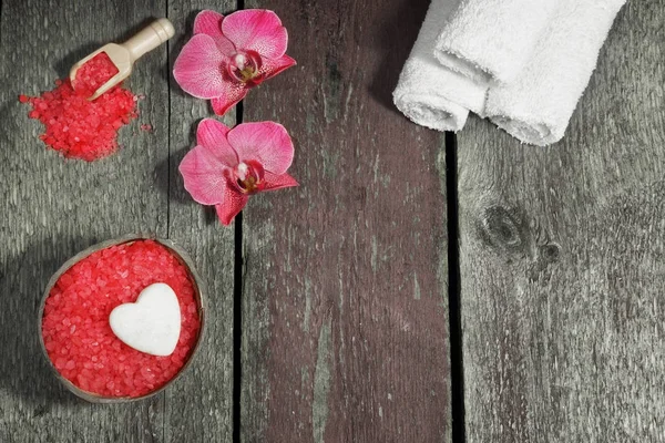 СПА комплект с солью для ванн, орхидеи цветы и полотенца на деревянном фоне — стоковое фото
