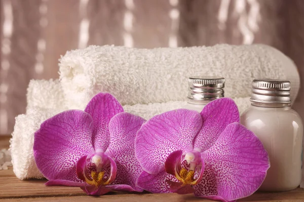 Спа-набор с лосьонами для кожи, цветами орхидей и белыми игрушками — стоковое фото