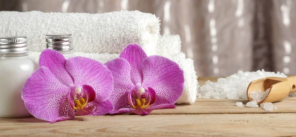 Комплект для спа-процедур с лосьонами для кожи, орхидеи цветы, соль для ванн и белые полотенца — стоковое фото