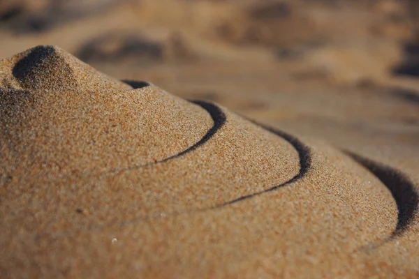 Montaña de arena con patrón ondulado, enfoque suave — Foto de Stock