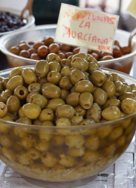 Ispanya 'da piyasada bir kase içinde sarımsak soyunma yalan ile doldurulmuş büyük zeytin