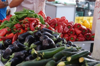 Taze sebzeler, biber ve patlıcan tezgah üzerinde piyasada