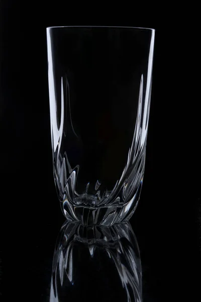 Белый силуэт стакана на черном фоне — стоковое фото