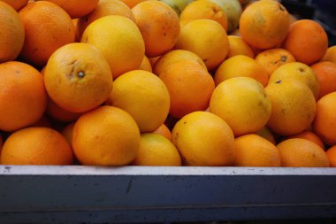 Meyve pazarı içinde bir tepsi içinde olgunlaşmış portakal