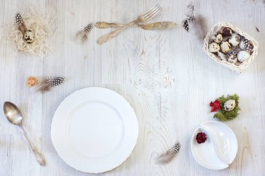 Tablo yumurta ve tüyler için Paskalya, güzel sofra, tabak ve çatal bıçak takımı ile birleştirilir.