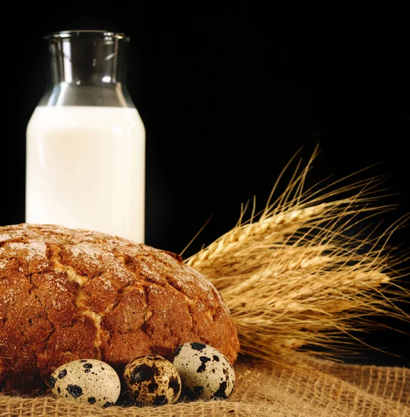 натюрморт с яйцами и молоком. depositphotos 188090114 stock photo a bottle of milk and. натюрморт с яйцами и молоком фото. натюрморт с яйцами и молоком-depositphotos 188090114 stock photo a bottle of milk and. картинка натюрморт с яйцами и молоком. картинка depositphotos 188090114 stock photo a bottle of milk and. Стакан молока, буханка и сноп на черном фоне, с местом для текста