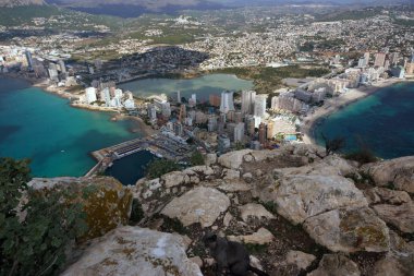 Deniz ve şehir manzaralı dağın tepesine