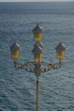 Deniz in arka planında klasik tarzda güzel fener...
