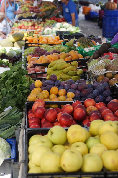 Viele verschiedene Früchte auf dem Markt in Spanien — Stockfoto