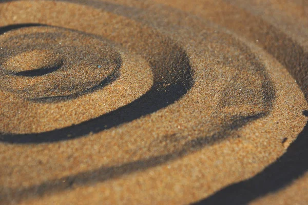 Círculos dibujados por un dedo en la arena — Foto de Stock