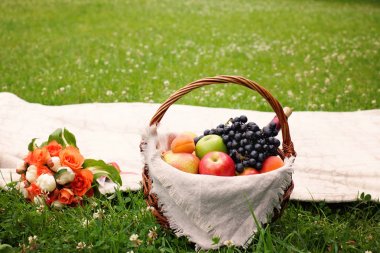 Hasır sepet meyve ve şarap yaz çayır
