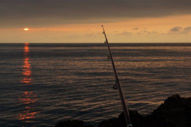 Bir olta ile denizde şafakta balıkçılık