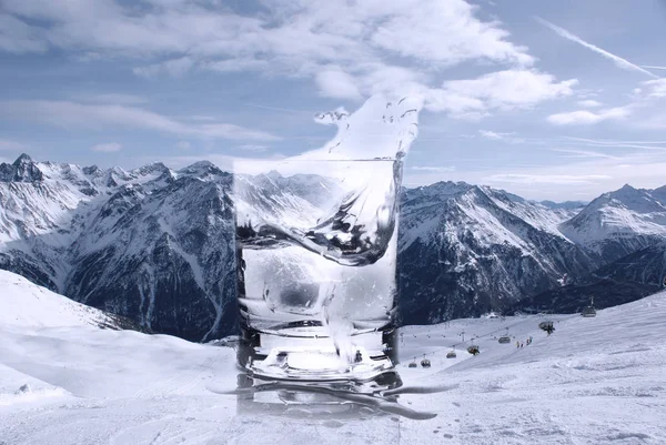 Collage de un vaso con agua clara y cubitos de hielo con un chapoteo y una estación de esquí en los Alpes — Foto de Stock