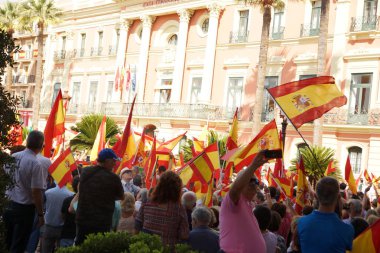 Protestocular meydanda havai İspanyol bayrakları