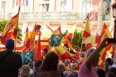 Kare kişilerde protestocular tarafından düzenlenen İspanyol bayrakları