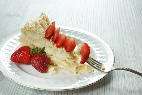 Un pedazo de pastel Napoleón en un plato con fresas — Foto de Stock