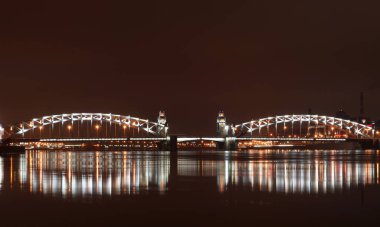 Neva Nehri, St. Petersburg Bolsheokhtinsky köprüden gece aydınlatma ile