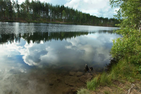 Lac forestier avec reflet du ciel et des nuages — Photo