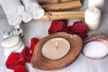 Bir grup için bir spa, mumlar, havlu ve Hindistan cevizi sütü ile natürmort