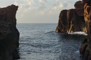 Kayaların etrafında göl ile deniz manzarası