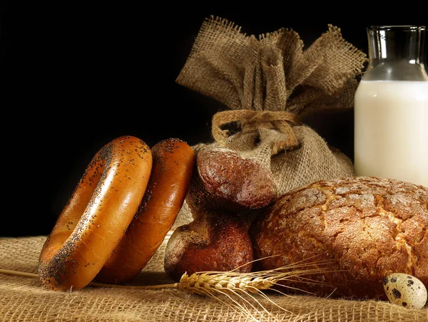 натюрморт с яйцами и молоком. depositphotos 192555076 stock photo bread spikelets and eggs in. натюрморт с яйцами и молоком фото. натюрморт с яйцами и молоком-depositphotos 192555076 stock photo bread spikelets and eggs in. картинка натюрморт с яйцами и молоком. картинка depositphotos 192555076 stock photo bread spikelets and eggs in. Стакан молока, буханка и сноп на черном фоне, с местом для текста