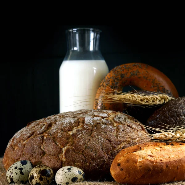 натюрморт с яйцами и молоком. depositphotos 192555446 stock photo bread and milk on the. натюрморт с яйцами и молоком фото. натюрморт с яйцами и молоком-depositphotos 192555446 stock photo bread and milk on the. картинка натюрморт с яйцами и молоком. картинка depositphotos 192555446 stock photo bread and milk on the. Стакан молока, буханка и сноп на черном фоне, с местом для текста