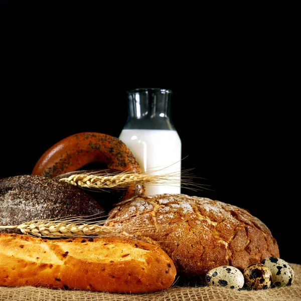 натюрморт с яйцами и молоком. depositphotos 195233526 stock photo wheat spikes and bread on. натюрморт с яйцами и молоком фото. натюрморт с яйцами и молоком-depositphotos 195233526 stock photo wheat spikes and bread on. картинка натюрморт с яйцами и молоком. картинка depositphotos 195233526 stock photo wheat spikes and bread on. Стакан молока, буханка и сноп на черном фоне, с местом для текста