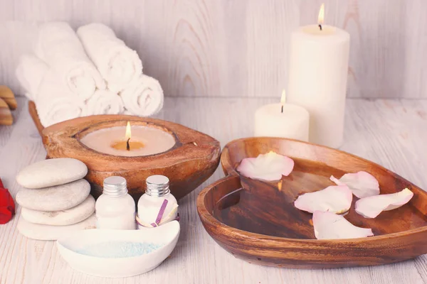 Set para procedimientos de spa sobre la mesa, color blanco, ambiente suave —  Fotos de Stock