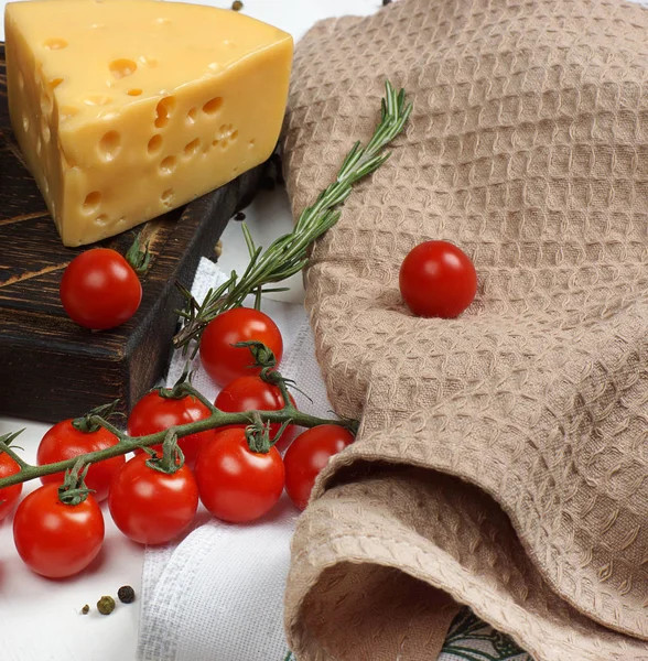 Маасдамский сыр, лук и помидоры черри на белом столе перед приготовлением — стоковое фото