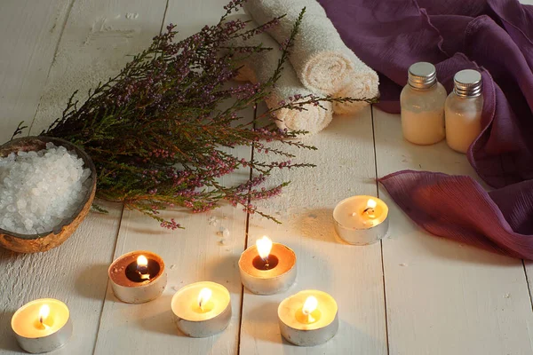 Queimando velas e spa conjunto com urze em uma mesa de madeira — Fotografia de Stock