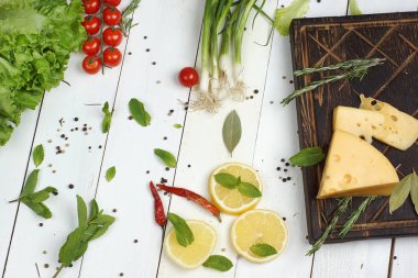 Parlak taze vejetaryen yemeği beyaz ahşap masada..