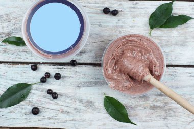 Masada kaşık şeklinde kremalı bal, bir kavanozun yanında mesaj, reklam ve frenk üzümü için yer var.