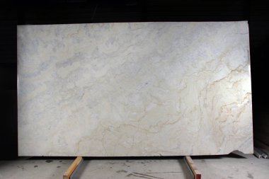 Parlak yanardöner parçaları olan beyaz-gri renkli kuartzite Dolce Sogno denir.