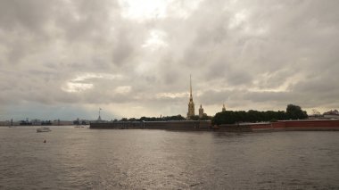 Peter ve Paul Fortress, Rusya 'nın St. Petersburg kentindeki en önemli şehirlerden biridir. Akşam gökyüzü Neva Nehri 'ne yansıyor. Zevk gezisi tekneleri geçiyor..