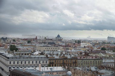 Rusya 'nın St. Petersburg şehrinin en üst manzarası. Antik binalar ve kiliseler. Önünde sisli bir sis bulutu olan şehir..