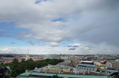 Rusya 'daki St. Petersburg şehrinin çatıları ve gökyüzü bulutlu..
