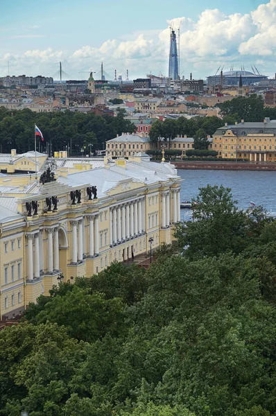 Widok Miasto Sankt Petersburg Rosji Starożytnymi Budynkami Ogrodami Rzeką Oddali — Zdjęcie stockowe