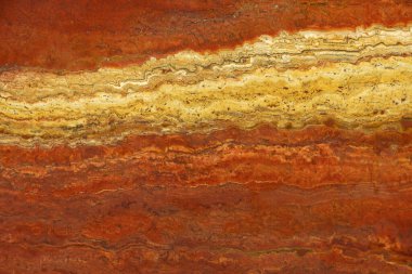 Doğal taşın parlak arkaplanı, gür lav renklerinde, Travertin Rosso adında beyaz bir şeritle..