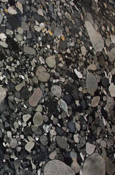 さまざまな小石が凍る黒と灰色の花崗岩で この天然石はNero Marinaceと呼ばれています — ストック写真