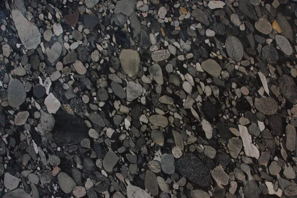 Natürlicher Granit Mit Verschiedenen Kieselsteinen Schwarzen Und Grauen Farbtönen Eingefroren — Stockfoto