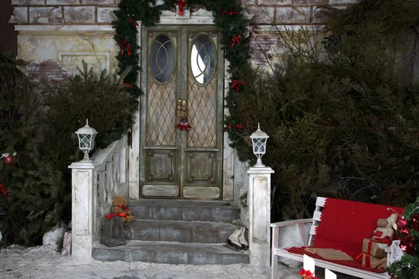 Merdiveni ve güzel ahşap kapısı olan veranda..