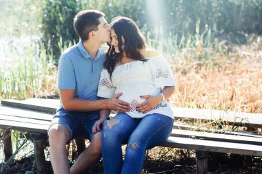 Lake yakınındaki hamile kadın ve erkek