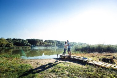 Lake yakınındaki hamile kadın ve erkek