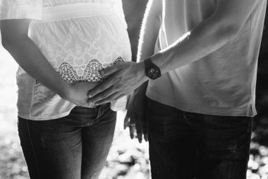 Adamın hamile kadının karnında dokunur