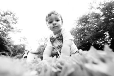 Küçük çocuk yere oturmuş 