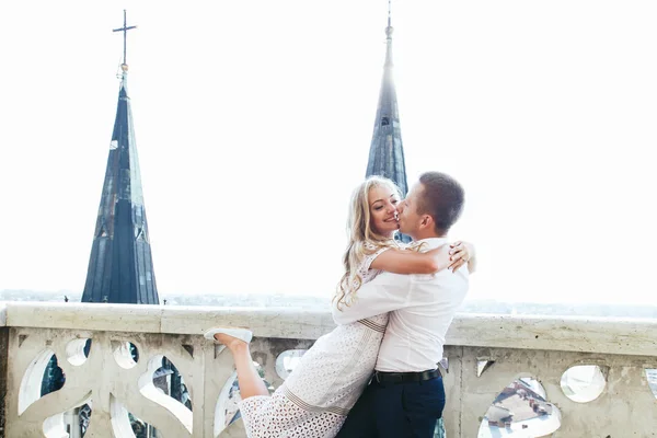 Casal bonito na torre — Fotografia de Stock