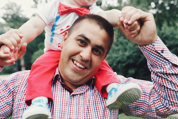 Padre jugando con su hijo pequeño — Foto de Stock