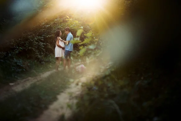 Hombre y mujer embarazada caminando en el campo —  Fotos de Stock