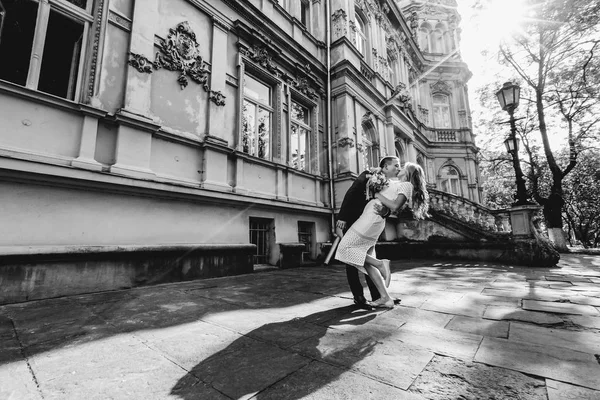 Pasgetrouwden op hun trouwdag — Stockfoto